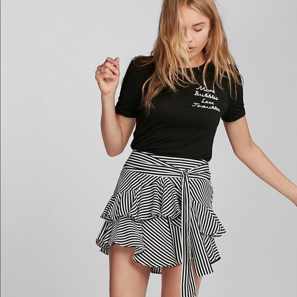 ✨ HP✨High Waisted Striped Ruffle Mini Skirt✨ - Picture 1 of 4